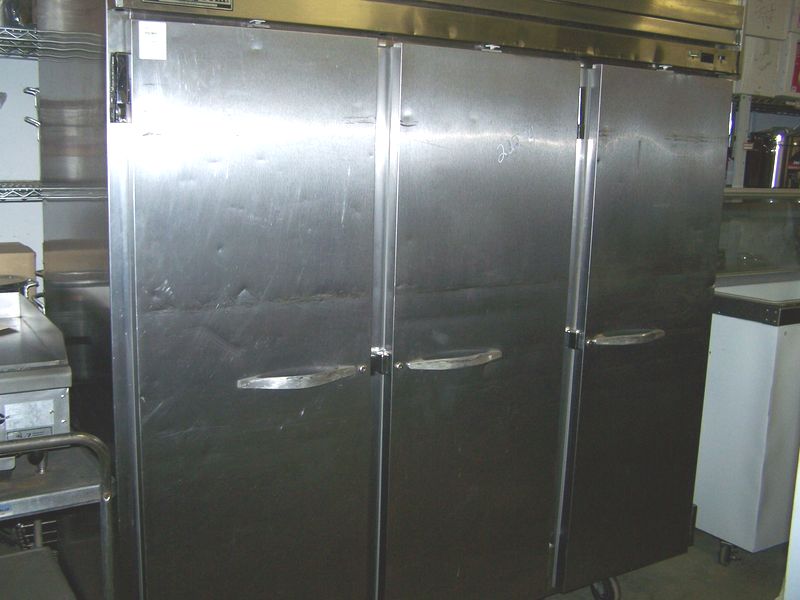 BEVERAGE AIR 3 DOOR COMMERCIAL COOLER ON CASTERS NSF BEVERAGE AIR 3 DOOR COMMERCIAL COOLER ON CASTERS NSF