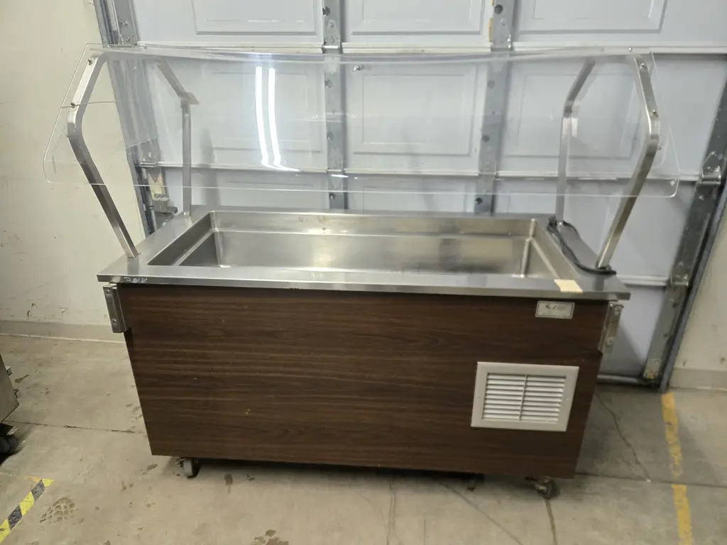 VOLLRATH REFRIGERATED SALAD BAR WITH DOUBLE SIDED SNEEZE GUARDS ON CASTERS NSF