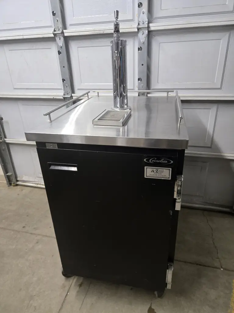 CORNELUIS 1 DOOR KEG COOLER ON CASTERS WITH SINGLE DISPENSER