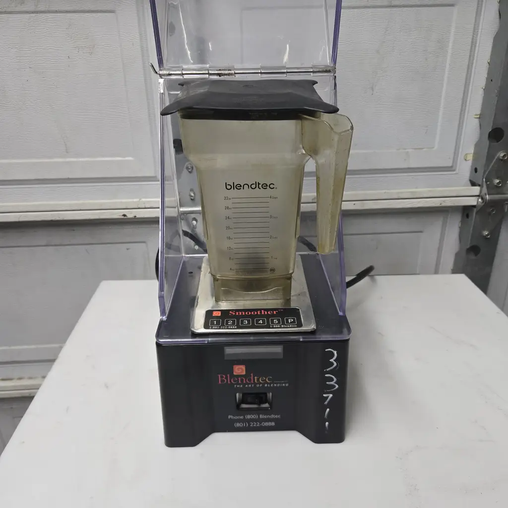 BLENDTEC BLENDER WITH SOUND ENCLOSURE