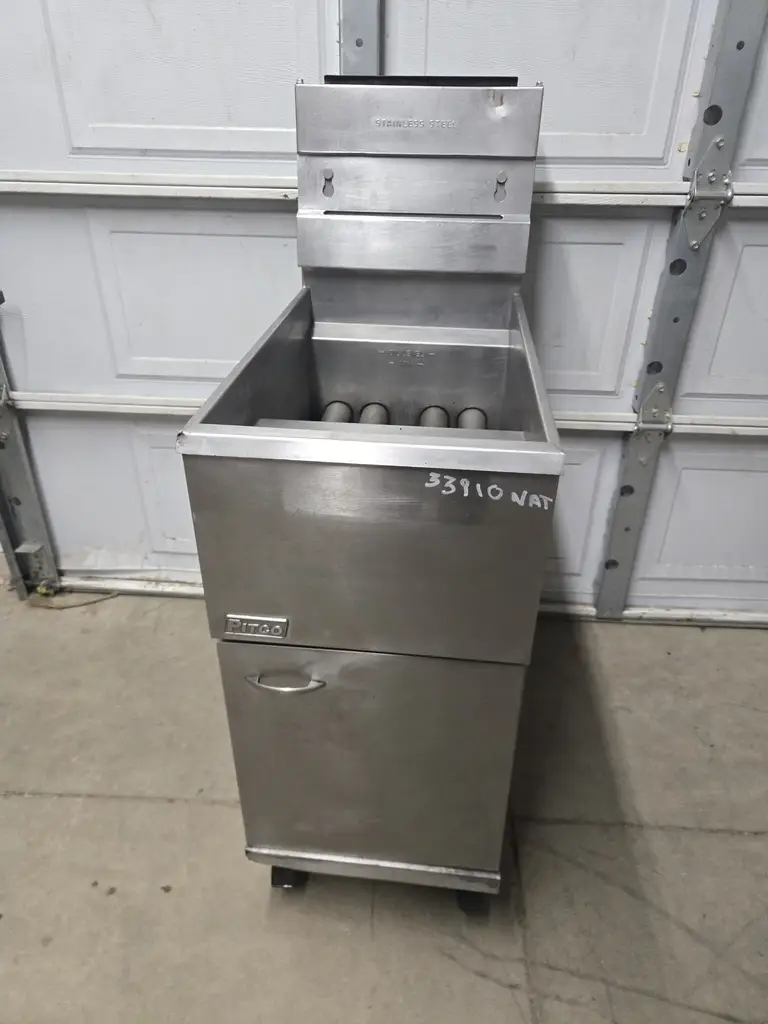 PITCO 2 BASKET FRYER ON LEGS - NAT GAS