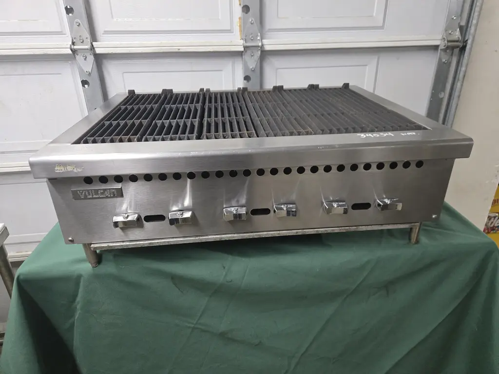 VULCAN 36 INCH COUNTERTOP RADIANT CHARBROILER - NATURAL GAS