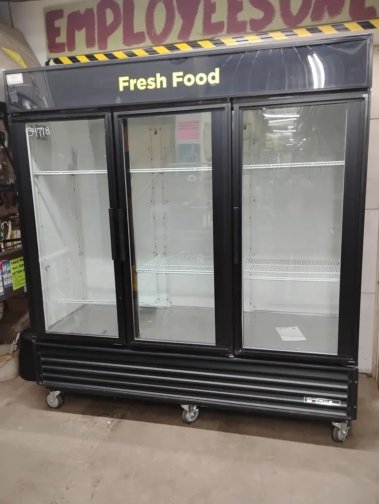TRUE 3 GLASS DOOR COOLER MERCHANDISER WITH BOTTOM MOUNT COMPRESSOR AND LIGHTED TOP PLATE - NSF APPROVED